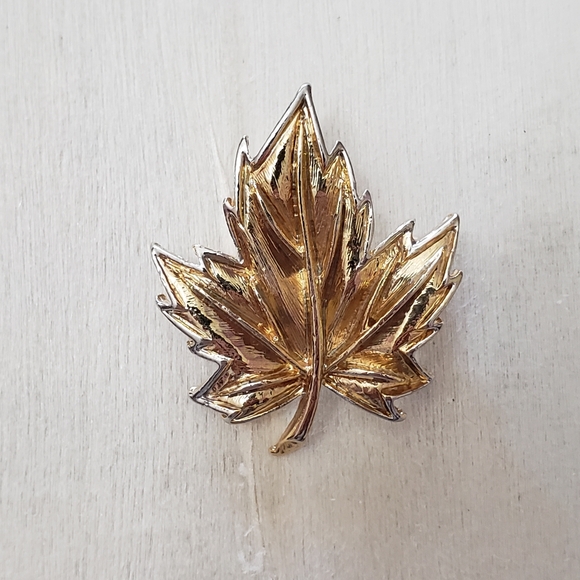 Vintage Gold tone leaf brooch - Picture 6 of 7